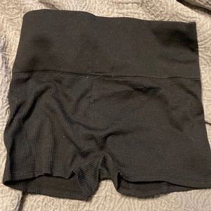 Coliseum size Med black ribbed workout shorts
